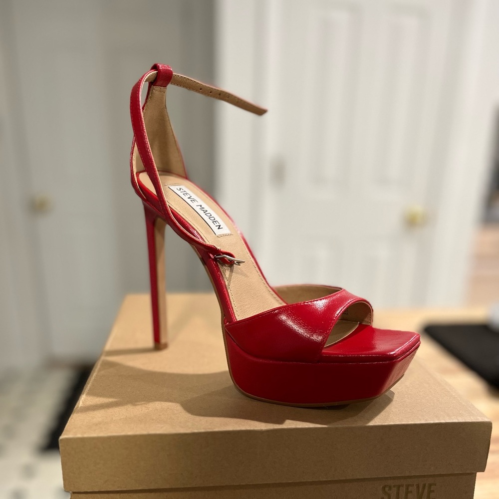 ‼️BRAND NEW RED STEVE MADDEN HEELS‼️ never been worn.